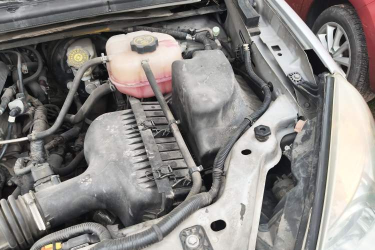 Used Buick GL8 2013 2.4L Executive Edition Engine Bay Left
