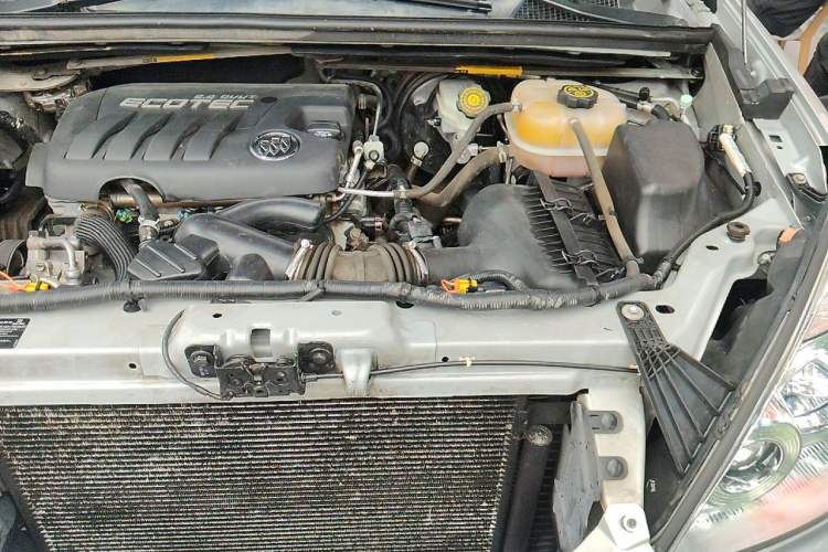 Used Buick GL8 2013 2.4L Executive Edition Engine Bay Left