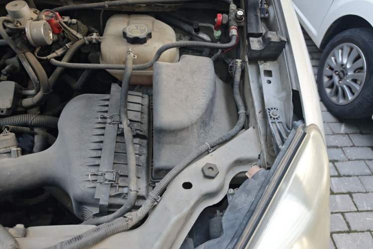 Used Buick GL8 2013 2.4L Classic Edition Engine Bay Left