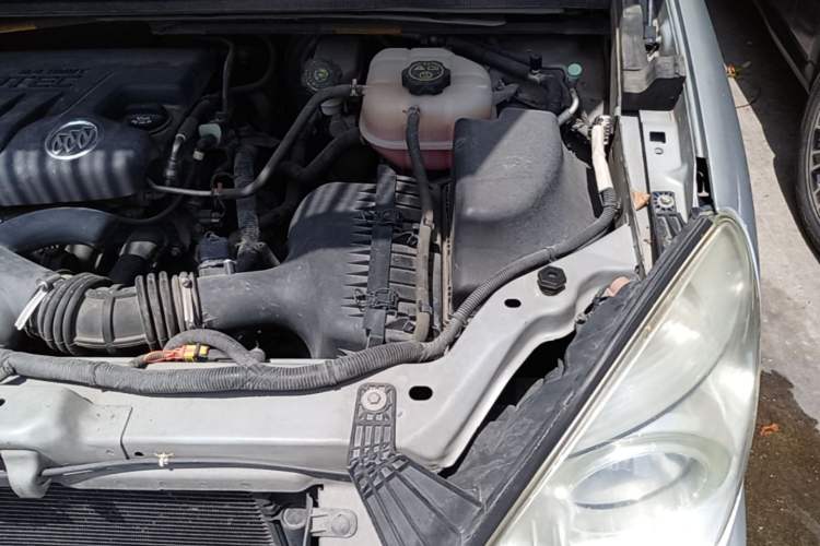 Used Buick GL8 2013 2.4L Executive Edition Engine Bay Left