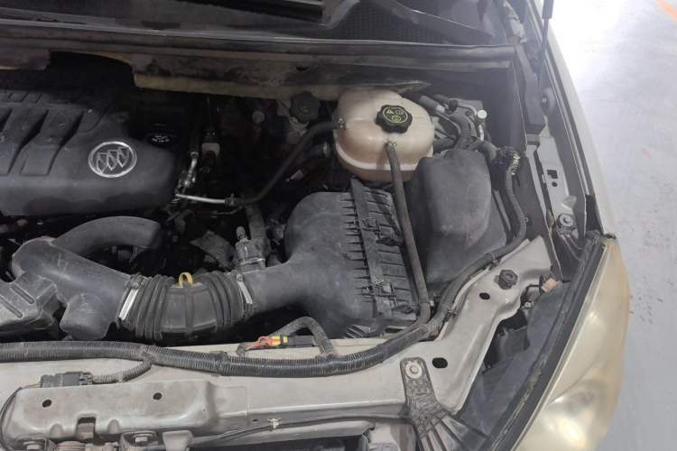 Used Buick GL8 2013 2.4L Comfort Edition Engine Bay Left