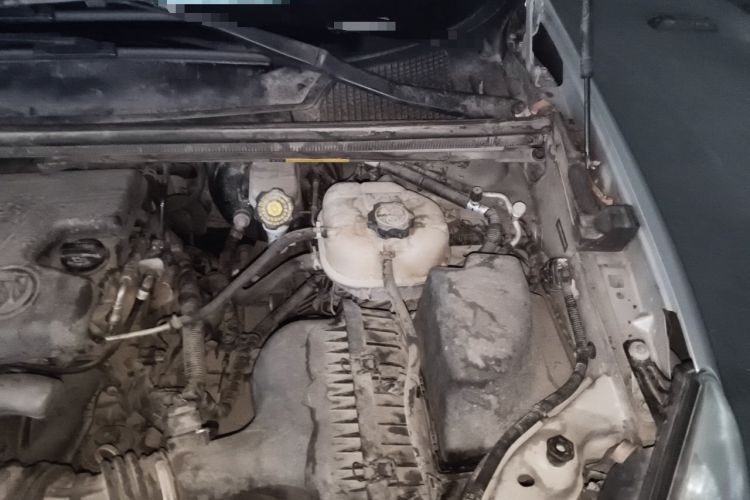 Used Buick GL8 2013 2.4L Classic Edition Engine Bay Left