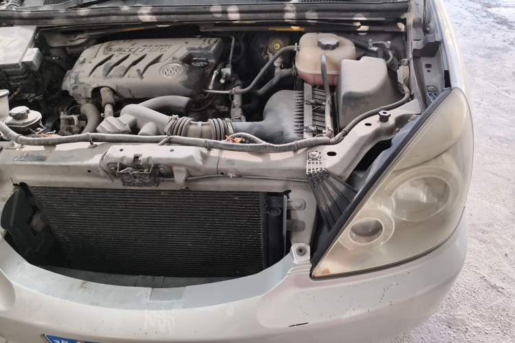 Used Buick GL8 2013 2.4L Comfort Edition Engine Bay Left