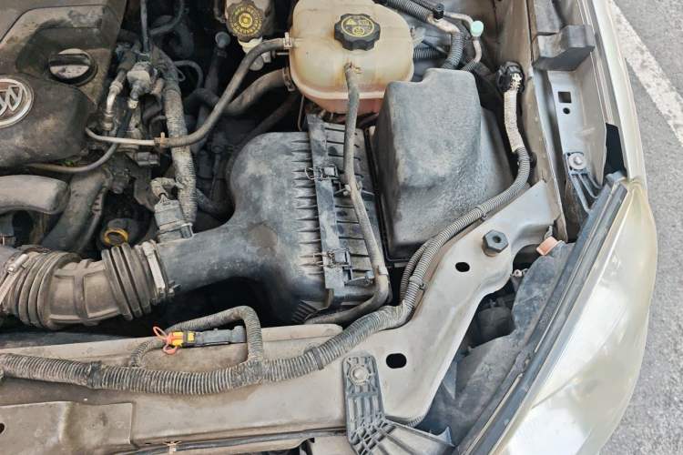 Used Buick GL8 2013 2.4L Executive Edition Engine Bay Left