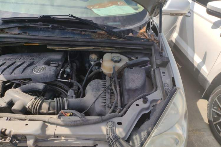 Used Buick GL8 2013 2.4L Executive Edition Engine Bay Left