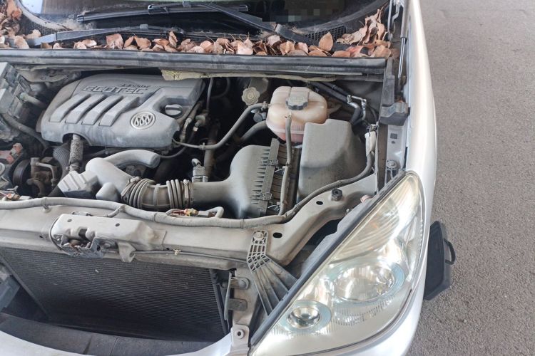 Used Buick GL8 2013 2.4L Comfort Edition Engine Bay Left