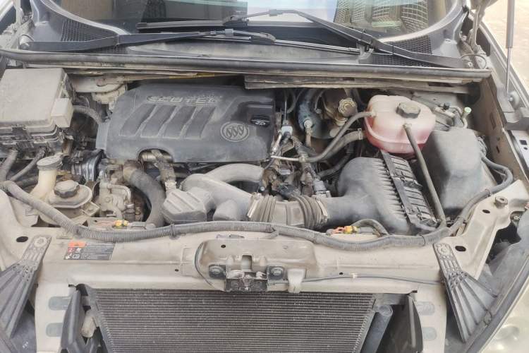 Used Buick GL8 2013 2.4L Executive Edition Engine Bay