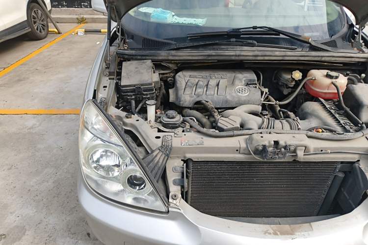 Used Buick GL8 2013 2.4L Comfort Edition Engine Bay Right
