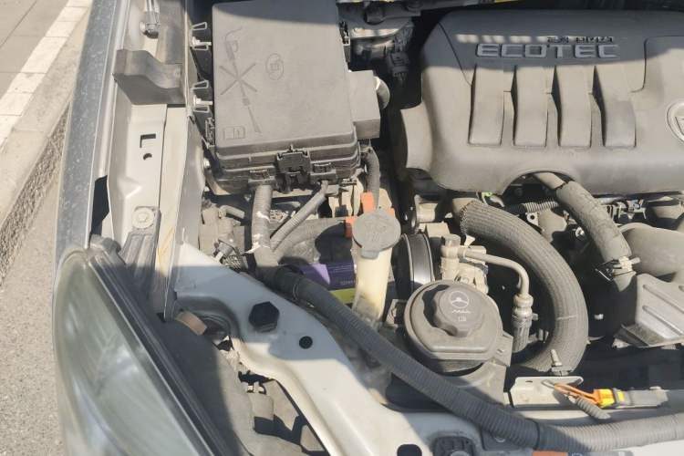Used Buick GL8 2013 2.4L Comfort Edition Engine Bay Right