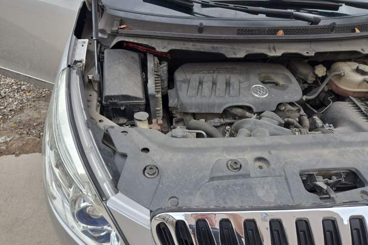 Used Buick GL8 2013 2.4L LT Luxury Business Executive Edition Engine Bay Right