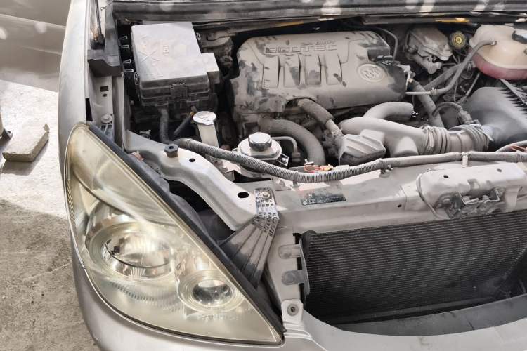 Used Buick GL8 2013 2.4L Comfort Edition Engine Bay Right