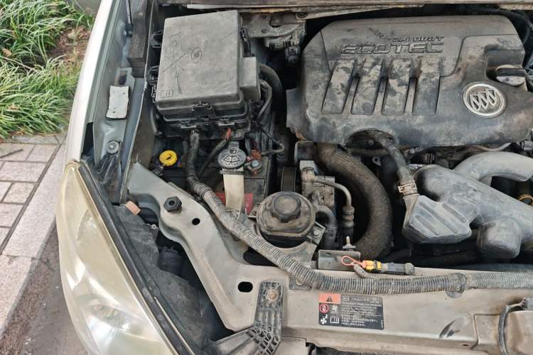 Used Buick GL8 2013 2.4L Executive Edition Engine Bay Right