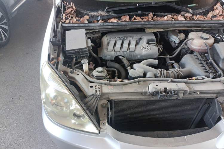 Used Buick GL8 2013 2.4L Comfort Edition Engine Bay Right
