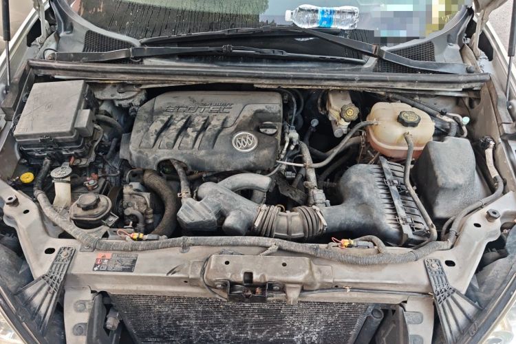 Used Buick GL8 2013 2.4L Executive Edition Engine Bay
