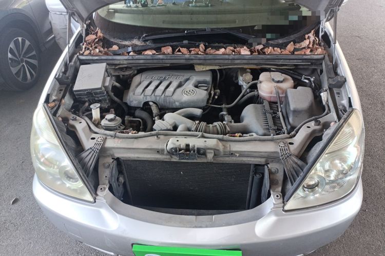 Used Buick GL8 2013 2.4L Comfort Edition Engine Bay