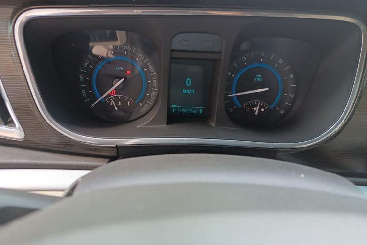 Used Buick GL8 2013 2.4L LT Luxury Business Executive Edition Odometer Close Up