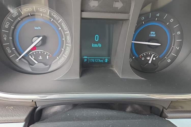 Used Buick GL8 2013 2.4L LT Luxury Business Executive Edition Odometer Close Up