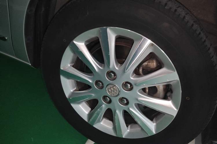 Used Buick GL8 2013 3.0L XT Luxury Business Flagship Edition Right Front Wheel Hub