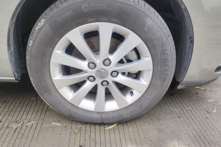 Used Buick GL8 2013 2.4L CT Luxury Business Comfort Edition Right Front Wheel Hub