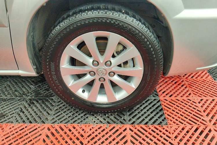 Used Buick GL8 2013 2.4L Executive Edition Right Front Wheel Hub