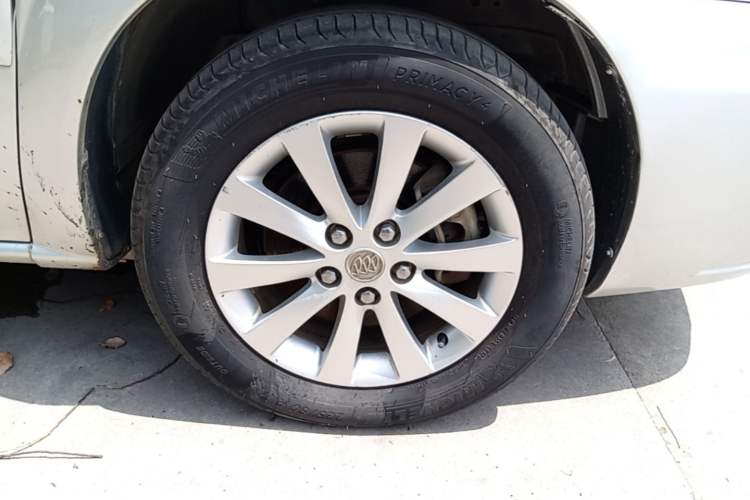 Used Buick GL8 2013 2.4L Executive Edition Right Front Wheel Hub