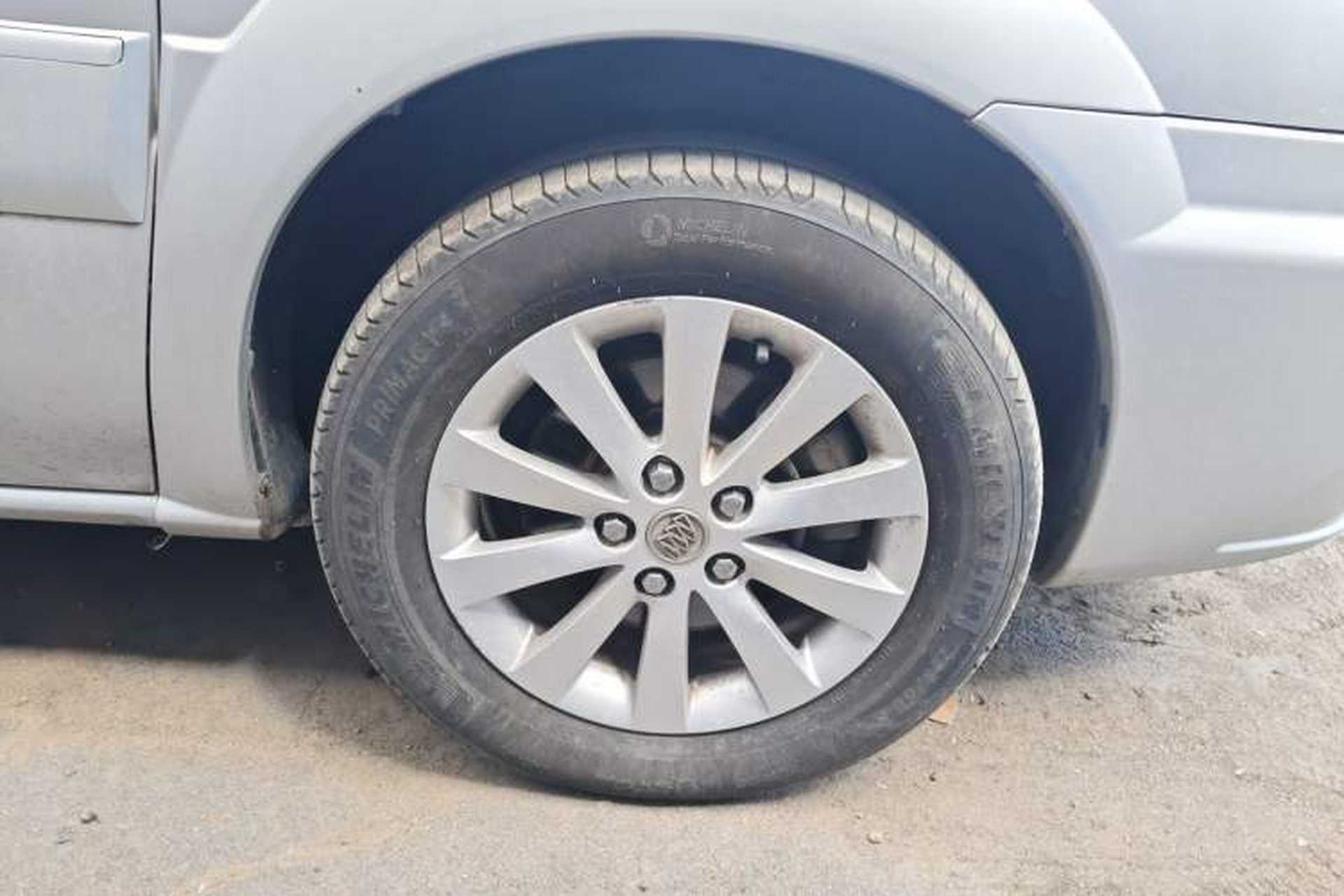 Used Buick GL8 2013 2.4L Executive Edition Right Front Wheel Hub