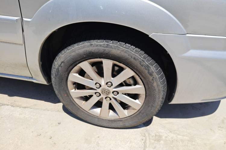 Used Buick GL8 2013 2.4L Executive Edition Right Front Wheel Hub