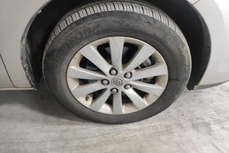 Used Buick GL8 2013 2.4L CT Luxury Business Comfort Edition Right Front Wheel Hub