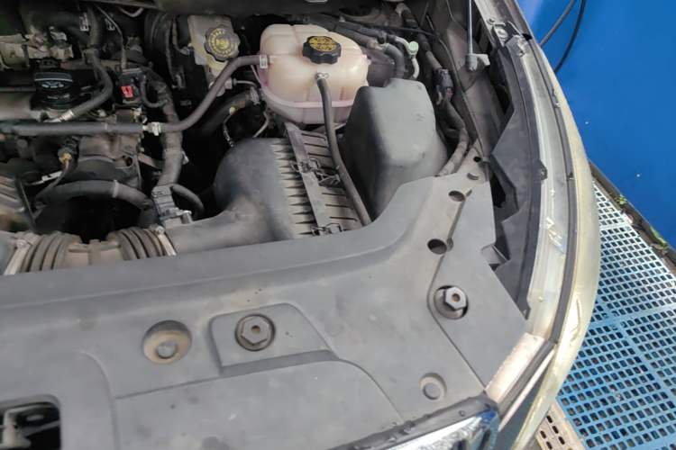 Used Buick GL8 2013 2.4L CT Luxury Business Comfort Edition Engine Bay Left