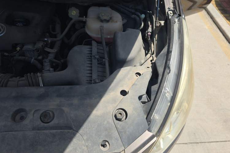 Used Buick GL8 2013 2.4L CT Luxury Business Comfort Edition Engine Bay Left