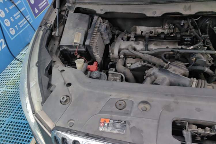 Used Buick GL8 2013 2.4L CT Luxury Business Comfort Edition Engine Bay Right