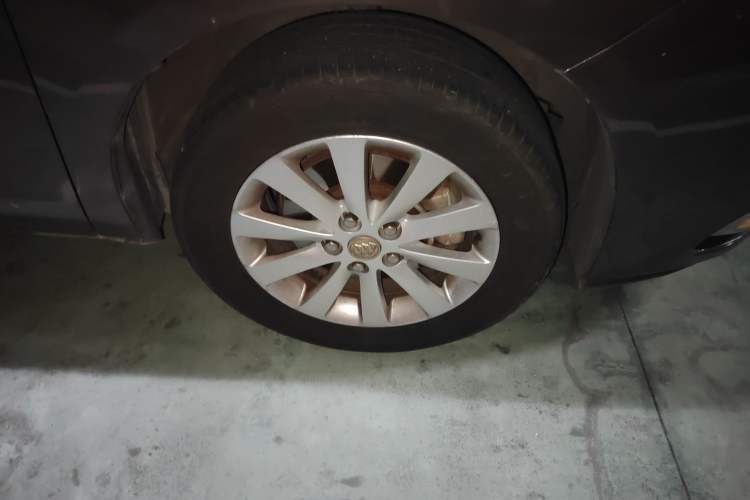 Used Buick GL8 2013 2.4L CT Luxury Business Comfort Edition Right Front Wheel Hub