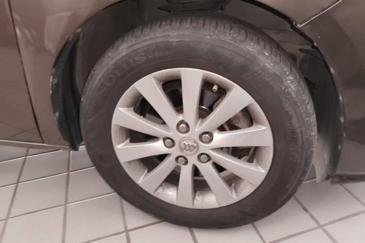 Used Buick GL8 2013 2.4L CT Luxury Business Comfort Edition Right Front Wheel Hub