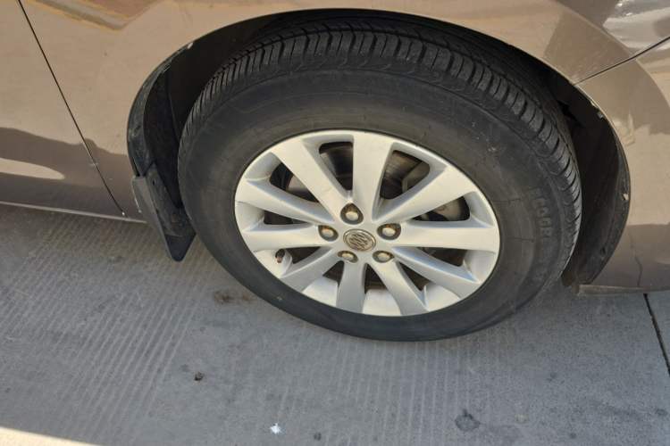 Used Buick GL8 2013 2.4L CT Luxury Business Comfort Edition Right Front Wheel Hub