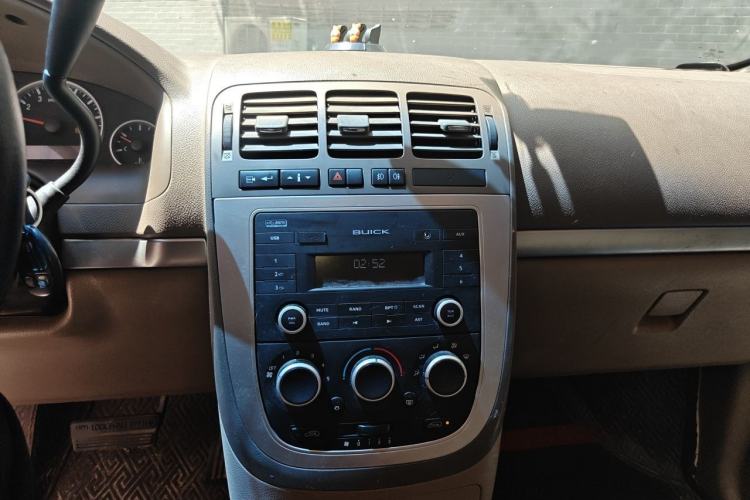 Used Buick GL8 2014 2.4L Classic Edition Audio And AC Panel
