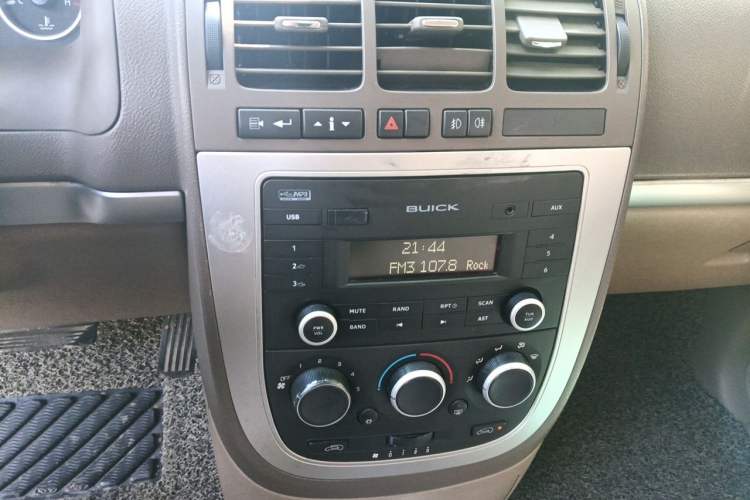 Used Buick GL8 2014 2.4L Classic Edition Audio And AC Panel