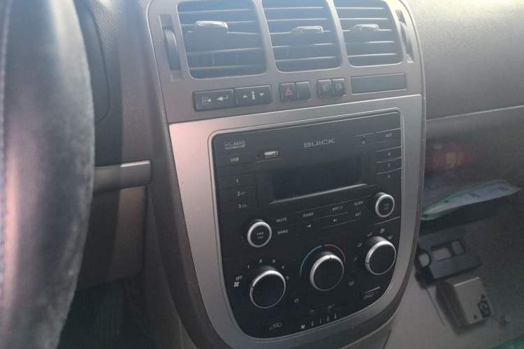 Used Buick GL8 2014 2.4L Classic Edition Audio And AC Panel
