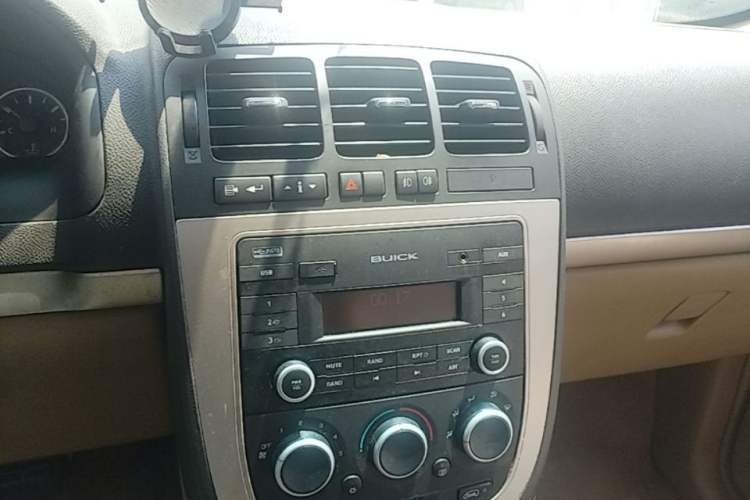 Used Buick GL8 2014 2.4L Executive Edition Audio And AC Panel