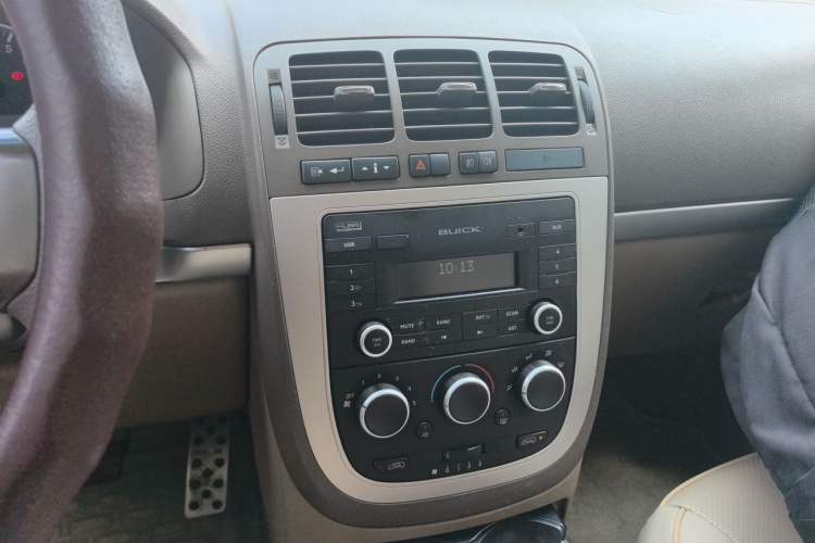 Used Buick GL8 2014 2.4L Classic Edition Audio And AC Panel