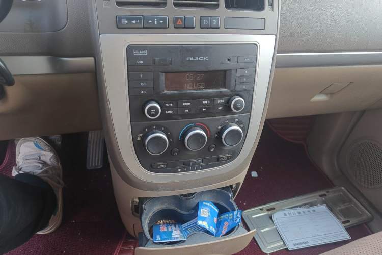 Used Buick GL8 2014 2.4L Classic Edition Audio And AC Panel