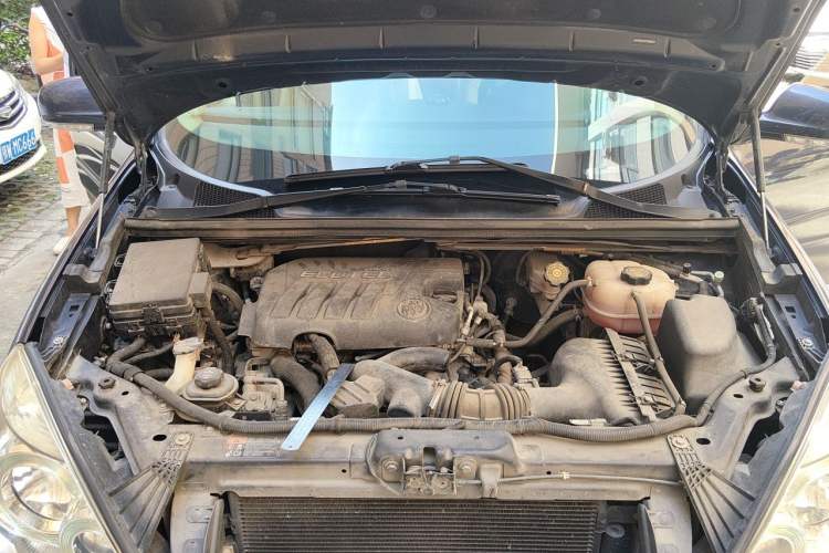 Used Buick GL8 2014 2.4L Executive Edition Engine Bay