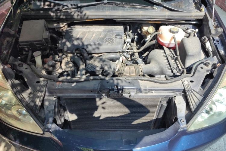 Used Buick GL8 2014 2.4L Executive Edition Engine Bay