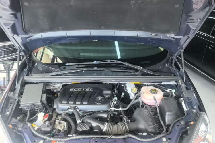 Used Buick GL8 2014 2.4L Executive Edition Engine Bay