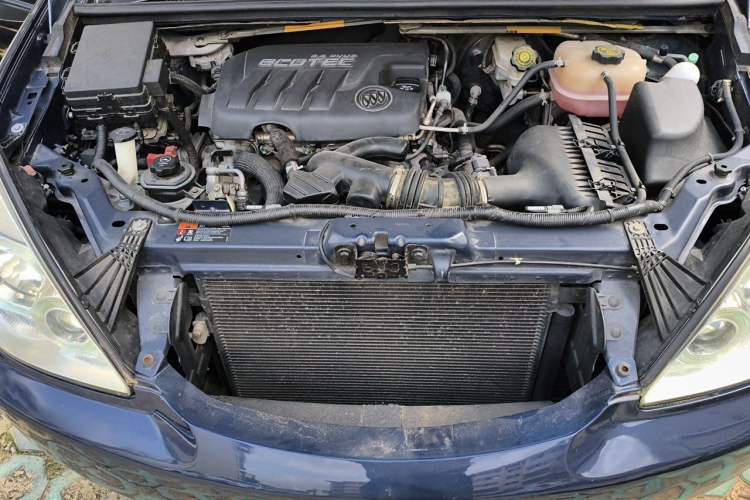 Used Buick GL8 2014 2.4L Classic Edition Engine Bay
