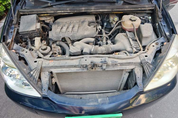 Used Buick GL8 2014 2.4L Comfort Edition Engine Bay