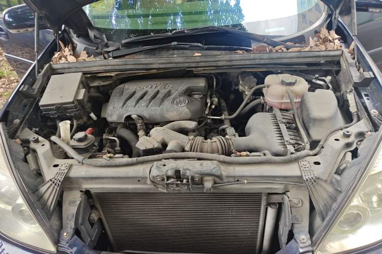Used Buick GL8 2014 2.4L Executive Edition Engine Bay