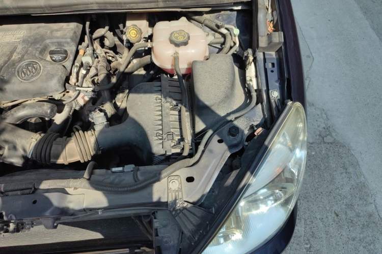 Used Buick GL8 2014 2.4L Executive Edition Engine Bay Left