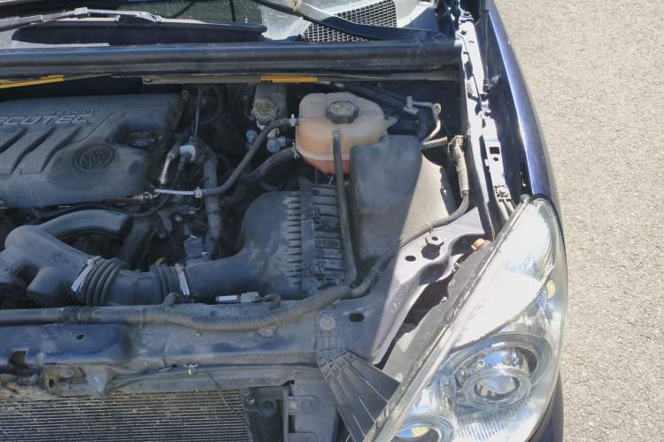 Used Buick GL8 2014 2.4L Comfort Edition Engine Bay Left