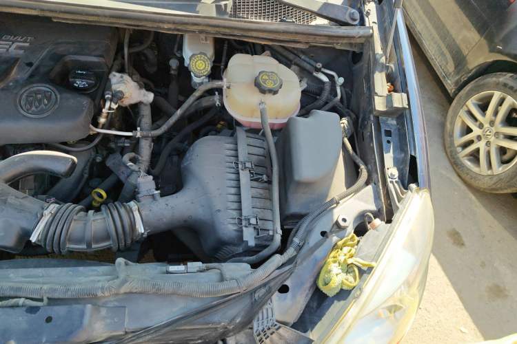 Used Buick GL8 2014 2.4L Classic Edition Engine Bay Left