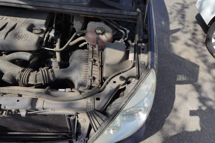 Used Buick GL8 2014 2.4L Classic Edition Engine Bay Left